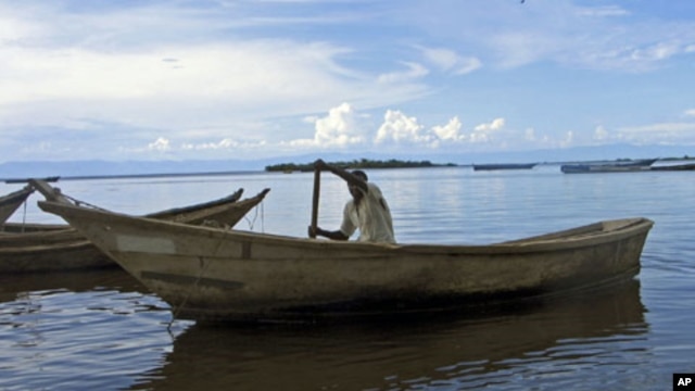A fisherman paddles his boat on the shores of Lake Albert, a lifeline providing food and income, October 2007. (file photo)