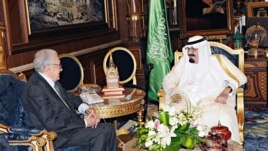 Ðặc sứ Lakhdar Brahimi (trái) thảo luận về vụ khủng hoảng với Quốc vương Abdullah của Ả Rập Xê-út tại Jeddah, ngày 12/10/2012.