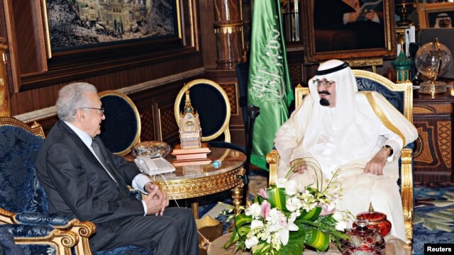 Ðặc sứ Lakhdar Brahimi (trái) thảo luận về vụ khủng hoảng với Quốc vương Abdullah của Ả Rập Xê-út tại Jeddah, ngày 12/10/2012.