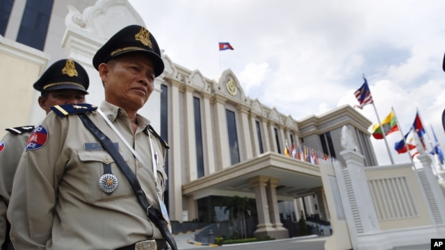 Cảnh sát Campuchia canh gác trước Cung điện Hòa bình ở thủ đô Phnom Penh.
