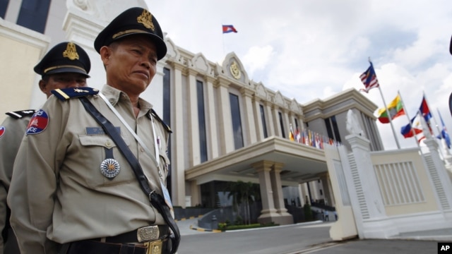 Cambodian police officers stand guard in front of the Peace Palace ahead of the ASEAN Summit and related meetings in Phnom Penh, Cambodia, November 17, 2012.