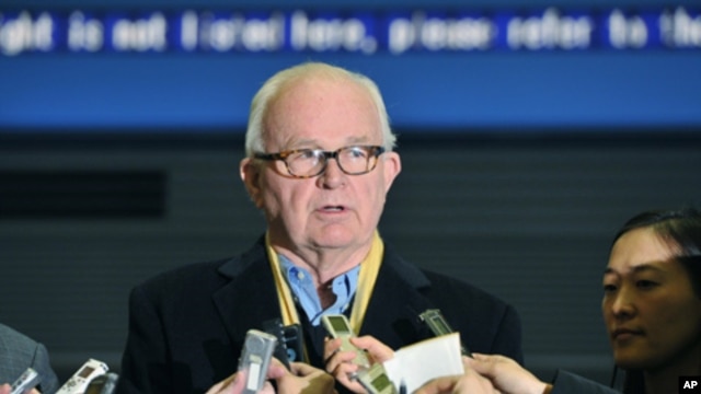 U.S. Special Representative for North Korea Stephen Bosworth addresses reporters upon arrival at Incheon international airport, west of Seoul, 4 Jan 2011.