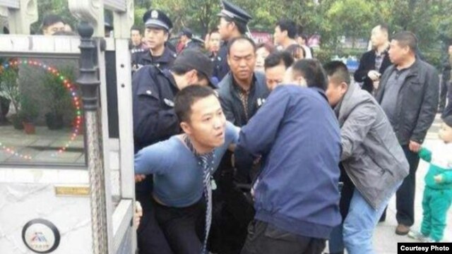 律师在衡阳中院门口被围攻殴打(网络图片)