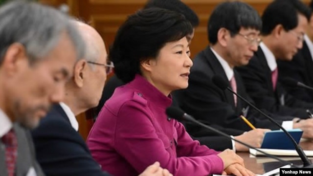 7일 한국 대통령직 인수위원회 전체회의에서 인사말을 하고 있는 박근혜 대통령 당선인(가운데). (자료사진) 