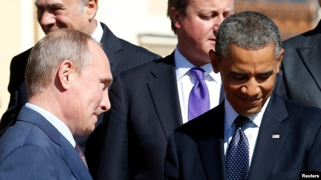 Tổng thống Nga Vladimir Putin (trái) và tổng thống Barack Obama (phải) tại Hội nghị G20 Summit ở St. Petersburg 6/9/2013. 