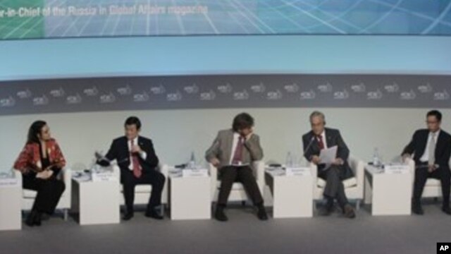 Chủ tịch Việt nam Trương Tấn Sang (thứ nhì từ trái) dự hội nghị APEC ở Vladivostok, Nga, 7/9/12