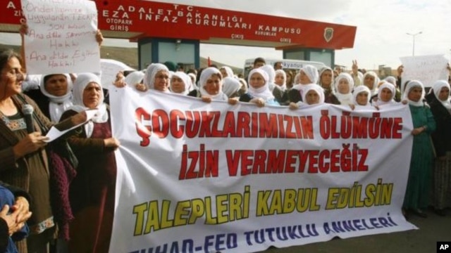 Jinên Kurd li pêş Zindana Sîncanê piştgirî didin grevên birçîbûnê. 02/11/2012. Sîncan, Enqere