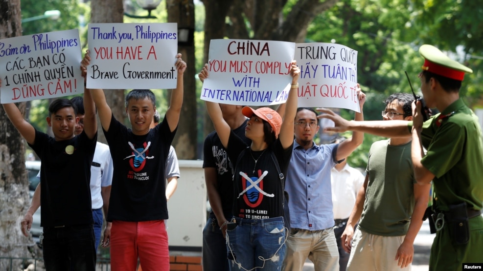 Cảnh sát cố gắng ngăn cản người biểu tình chống Trung Quốc trong một cuộc biểu tình trước đại sứ quán Philippines ở Hà Nội, ngày 17/7/2016.