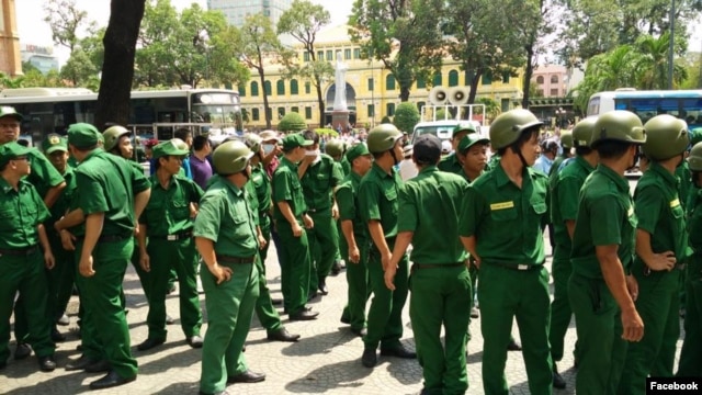 Chính quyền huy động đông đảo các lực lượng để ngăn chặn, vây bắt người biểu tình.