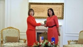 Predsednica Kosova Atifete Jahjaga (D) i ambasadorka SAD na Kosovu Trejsi En Dzekobson (Tracey Ann Jacobson) rukuju se tokom susreta u Prištini. 