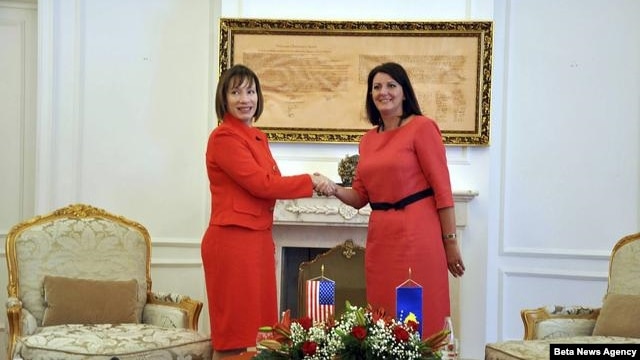 Predsednica Kosova Atifete Jahjaga (D) i ambasadorka SAD na Kosovu Trejsi En Dzekobson (Tracey Ann Jacobson) rukuju se tokom susreta u Prištini. 