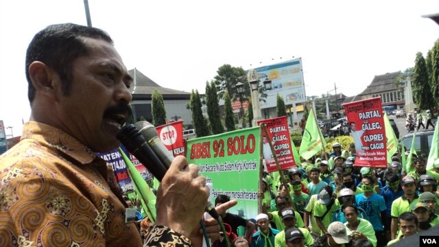 Demonstrasi memperingati Hari Buruh Sedunia di Solo, Jawa Tengah. (VOA/Yudha Satriawan)