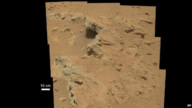 Este mozaico de imágenes tomadas por el Curiosity revela indicios de una corriente de agua, según la NASA.