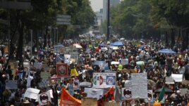 "Queremos escuelas, no telenovelas" o "voto informado, no manipulado" son algunos de los lemas que gritaban los estudiantes.