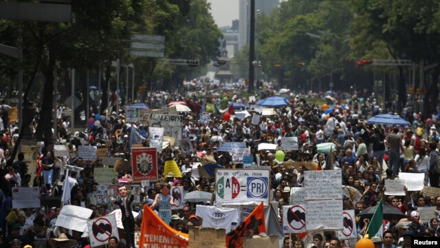"Queremos escuelas, no telenovelas" o "voto informado, no manipulado" son algunos de los lemas que gritaban los estudiantes.