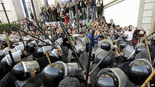 Egyptian anti-riot police confront Egyptian activists outside a journalists syndicate in downtown Cairo, Egypt, January 26, 2011
