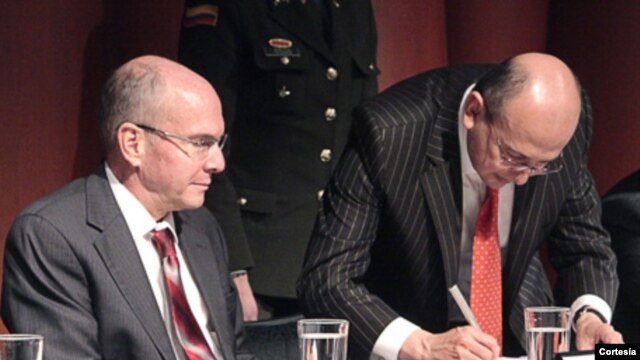 El embajador de EE.UU. en Colombia, Michael McKinley, el fiscal general colombiano, Eduardo Montealegre Lynett, durante el acto que precedió la entrega de vehículos. [Foto: Fiscalía de Colombia]