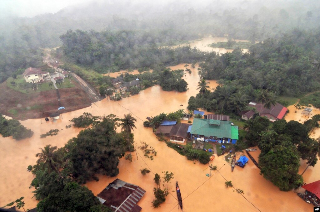 Malaysian PM Ends Vacation to Deal With Flood