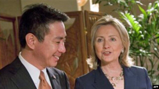 Ngoại trưởng Mỹ Hillary Clinton, phải, hội đàm với Bộ trưởng Ngoại giao Nhật Bản Seiji Maehara ở Honolulu, Hawaii, ngày 27 tháng 10, năm 2010