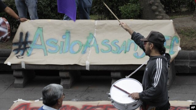 Manifestación en Quito a favor del asilo para Julian Assange.
