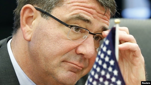 El subsecretario Ashton Carter pidió a las unidades militares revisar los presupuestos para enfrentar los recortes. 