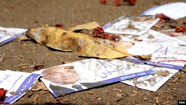 Campaign paraphernalia scattered after protesters are said to have stormed Ahmed Shafiq's headquarters in Cairo, May 29, 2012. (Elizabeth Arrott/VOA)