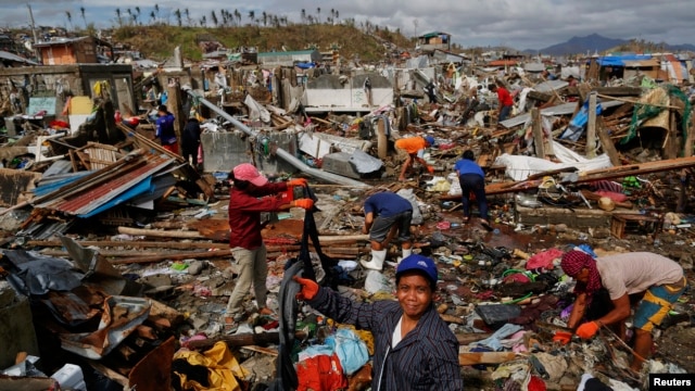 Người sống sót tìm kiếm đồ dùng còn sử dụng được trong đống đổ nát của khu phố bị bão Haiyan tàn phá ở Tacloban, Philippines ngày 21/11/2013.