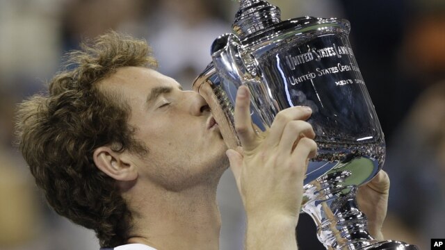 El británico Andy Murray besa el trofeo ganado anoche en el Abierto de Estados Unidos, en Nueva York, su primer Grand Slam.