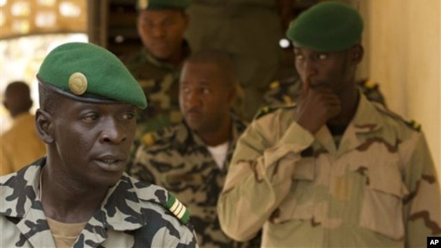Amadou Sanogo (g.), ancien chef de la junte. 