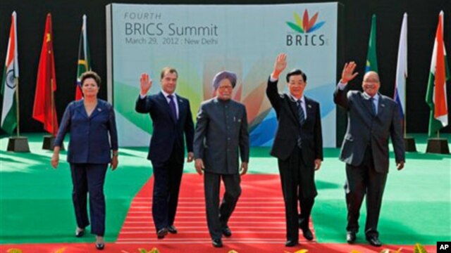 Presidentes do BRICS (da esquerda para a direita, Brasil, Rússia, Índia, China e África do Sul) durante a cimeira do ano passado em Nova Deli.
