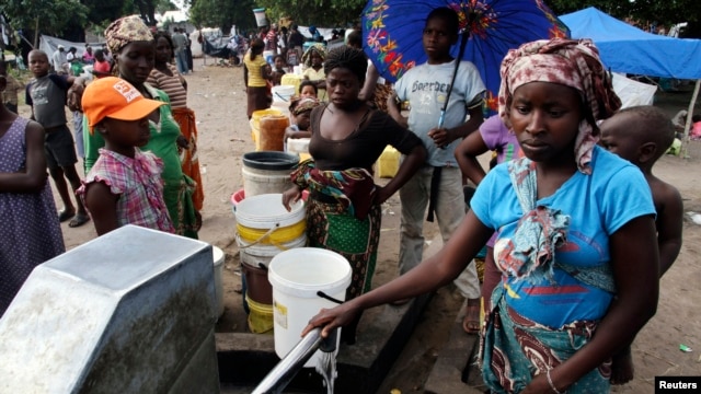 Women collect water at the Chaquelane resettlement camp near the flood hit town of Chokwe, in southern Mozambique, February 7, 2013. 