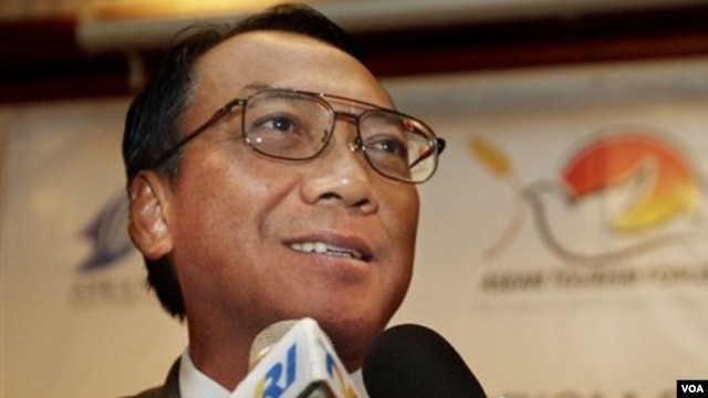 Menteri Energi dan Sumber Daya Mineral, Jero Wacik melarang pembangkit listrik baru memakai BBM.