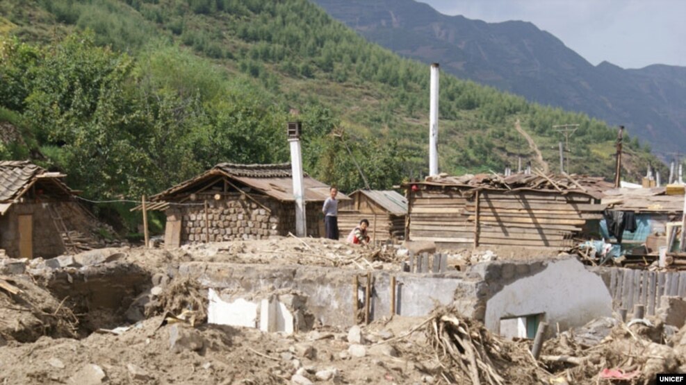 북한 함경북도 무산군 학산리에서 최근 홍수로 파괴된 가옥들. 유니세프가 9월 20일 발표한 북한 수해 실태 보도자료에 실린 사진이다.