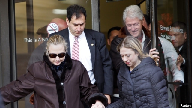 Sakatariyar Ma'aikatar harkokin wajen Amurka Hillary Clinton tana barin asibiti tare da mijinta, Bill (TOP R), da yarta  Chelsea 