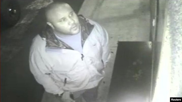 Imagen de Dorner captada por una cámara de vigilancia y difundida por la policía en California días antes de su muerte.