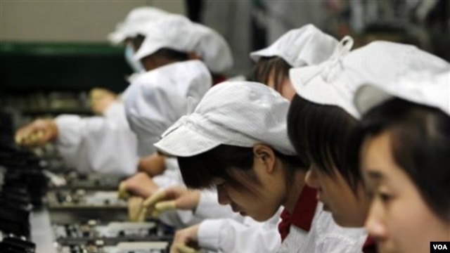 Para pekerja sedang merakit berbagai perangkat di pabrik Foxconn di Shenzhen, Tiongkok Selatan (foto: dok).