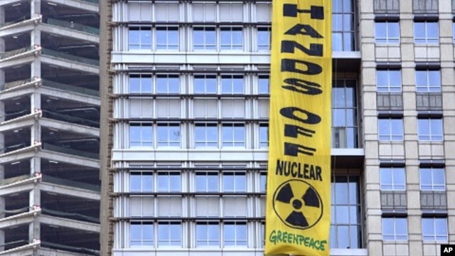 Greenpeace activists' banner  hangs over PT Medco Energi Internasional headquarters in Jakarta (file photo)