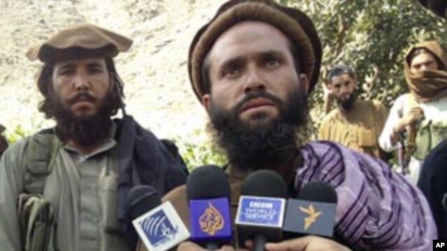 Pakistani Taliban group commander Mullah Dadullah (R), speaks to the media in the Afghanistan-Pakistan border area of Kunar and Bajaur tribal region, September 6, 2011.