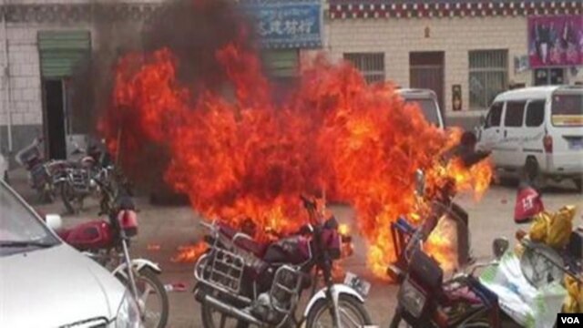 Exile leaders say activists, aged 22 and 24, were carrying Tibetan national flags as they launched their midafternoon protest in Zatoe town.