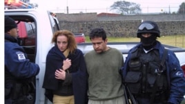 Florence Cassez, izquierda,fue detenida por un caso de secuestro y fue liberada por fallas en su proceso.