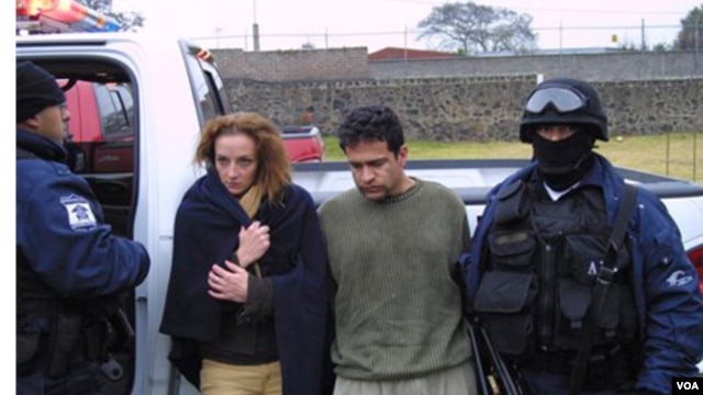 Florence Cassez, izquierda,fue detenida por un caso de secuestro y fue liberada por fallas en su proceso.