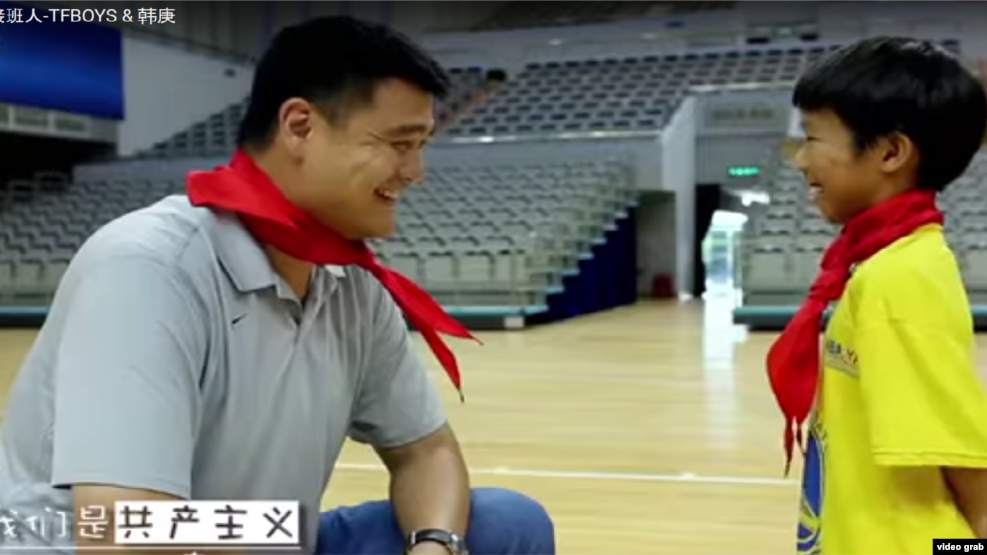在中国共青团一个宣传MV里的一个镜头,中国著名运动员姚明和中国少先队队员都佩戴红领巾。这个MV邀请包括姚明、韩庚和TFBOYS在内的多位体坛、乐坛名人出镜,翻唱《我们是共产主义接班人》(视频截图)