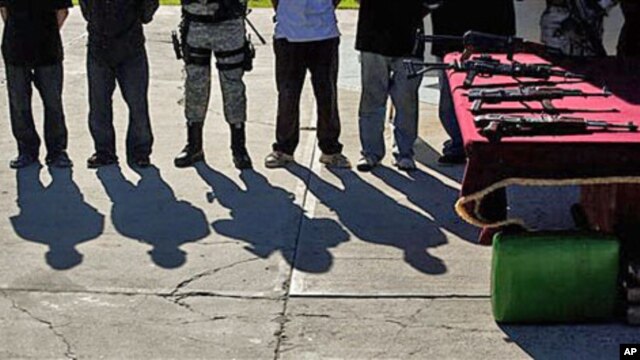 Suspected members of Sinaloa drug cartel and weapons are presented to the media in Tijuana, Mexico, January 20, 2011 (file photo)