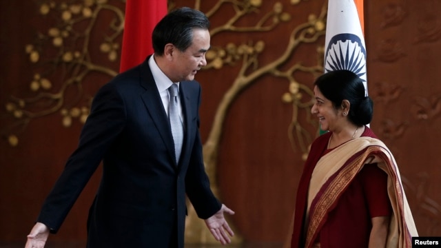 6月8日中国外长王毅在新德里会晤印度外长苏希玛•史瓦拉吉