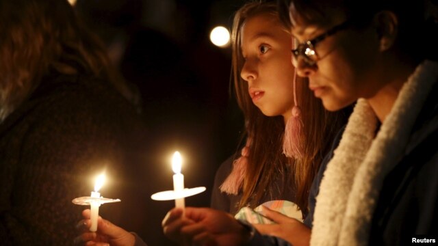 Dos jovencitas participan en una vigilia por las víctimas del tiroteo en San Bernardino, California.