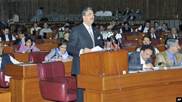 Pakistani Prime Minister Yousuf Raza Gilani addresses the Parliament in Islamabad, Pakistan, May 9, 2011 (file photo)