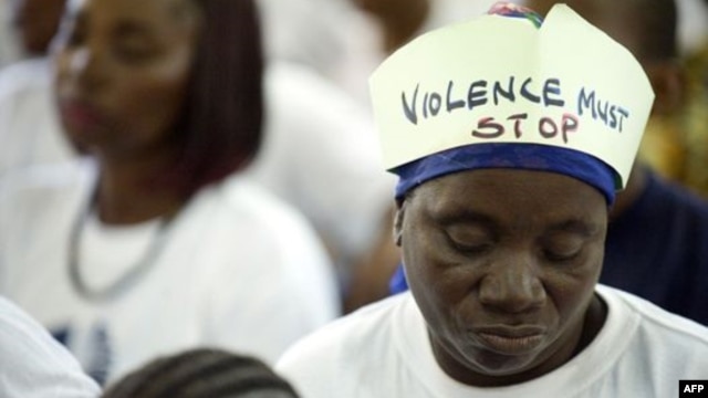 "A violência tem que parar", lê-se no chapéu desta mulher, participante numa campanha das Nações Unidas contra a violência dirigida às mulheres e raparigas (foto de arquivo)