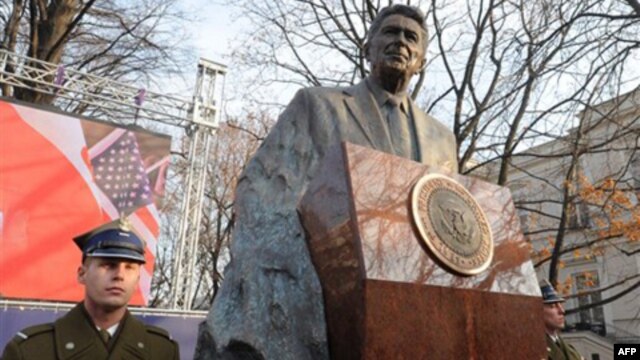 Tượng đài kỷ niệm cố tổng thống Ronald Reagan ở Ba Lan