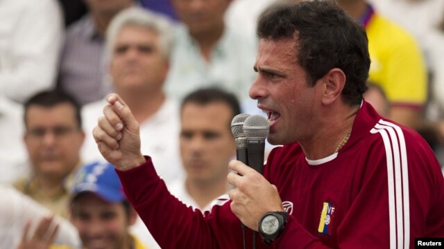 El candidato presidencial opositor Henrique Capriles habla durante un mitín en Barquisimeto, el 25 de abril de 2012.