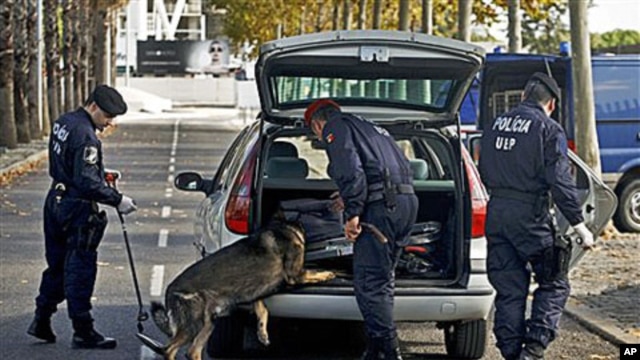 Portuguese police search a vehicle entering Lisbon's Parque das Nacoes district on 17 Nov 2010 where leaders of NATO member countries will attend a summit 19 Nov and 20 Nov